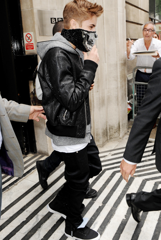 Justin Bieber na saída dos estúdios da BBC