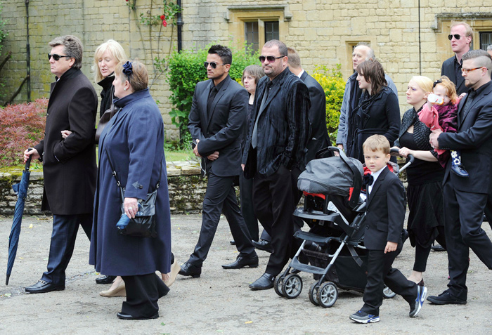 Família de Robin Gibb acompanhou para o funeral