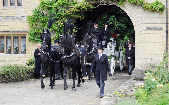 A carruagem tinha quatro cavalos pretos para puxar o caixão de Robin Gibb