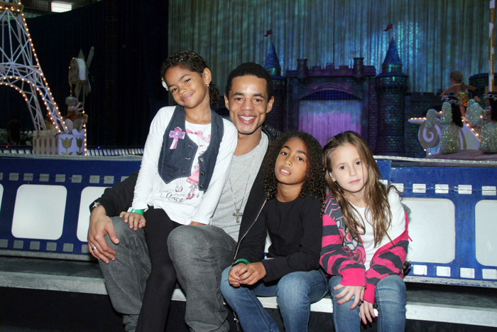 Jonathan Haagensen com a filha Morena Clara e duas amiguinhas