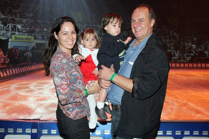 Claudia Mauro, Paulo César Grande e os gêmeos Carolina e Pedro, de um ano