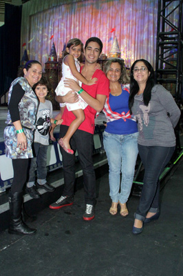 Miguel Rômulo vai com a família toda ao espetáculo