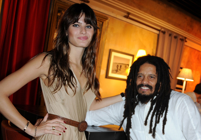 Isabeli Fontana vai com o noivo à estreia de filme sobre Bob Marley