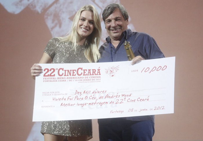 Fiorella Mattheis participa de premiação no Ceará