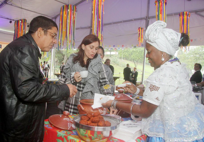 Famosos prestigiam show de Zeca Pagodinho, no Rio