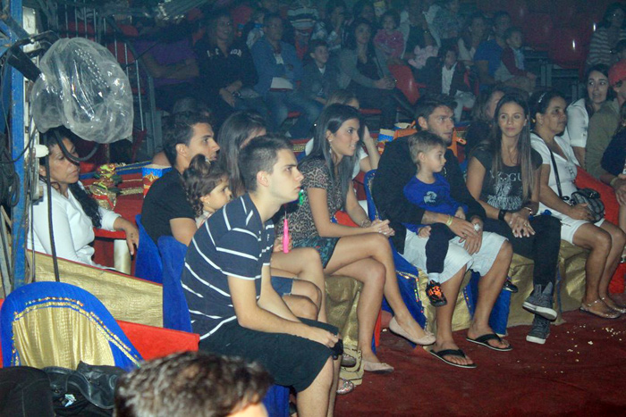 Público curte espetáculo do circo Stankovich