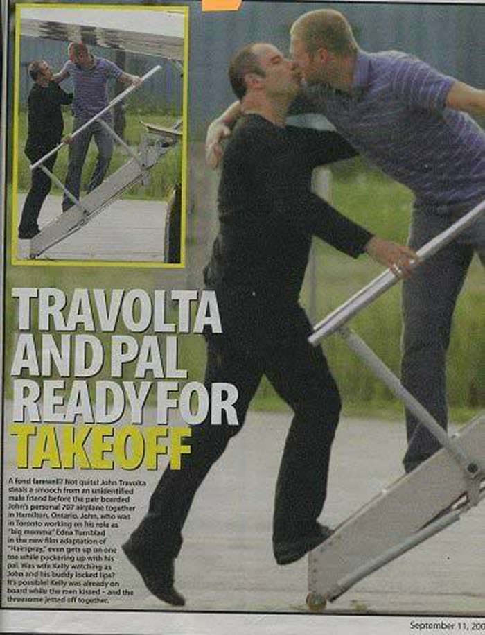 John Travolta aparece beijando piloto e se complica