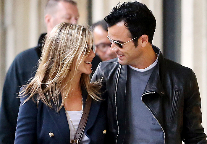 Jennifer Aniston faz passeio dos sonhos com o namorado em Paris