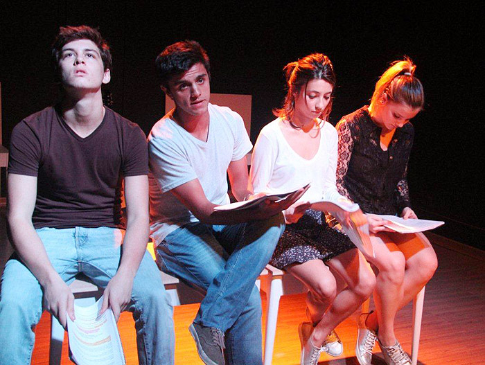 Jovens atores participam de leitura de peça no Rio
