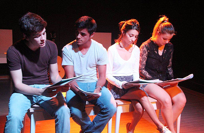Leitura de peça em teatro no Rio