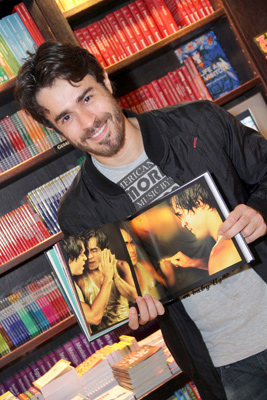 Erom Cordeiro em lançamento de livro no Rio