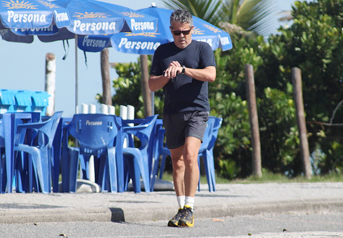 Marcos Paulo curte manhã de sol e caminha na Barra 