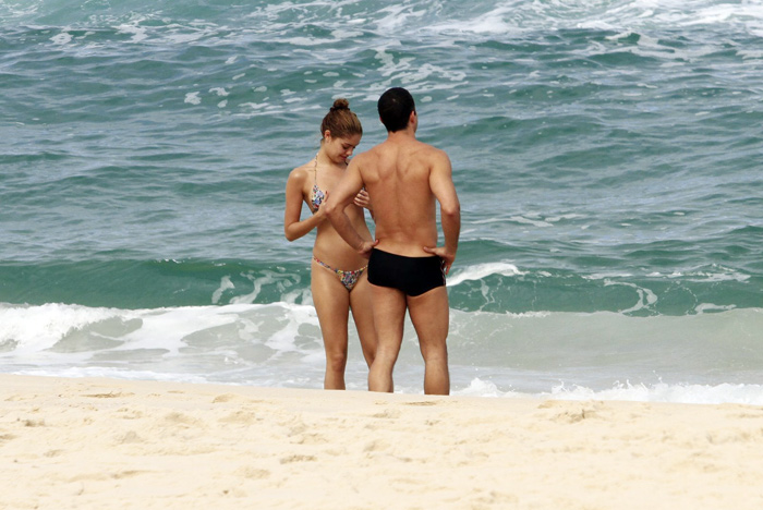 Sophie Charlotte e Malvino Salvador curtem o Dia dos Namorados na praia