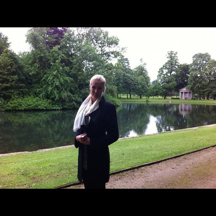 Ana Hickmann visita memorial à Lady Di, em Londres