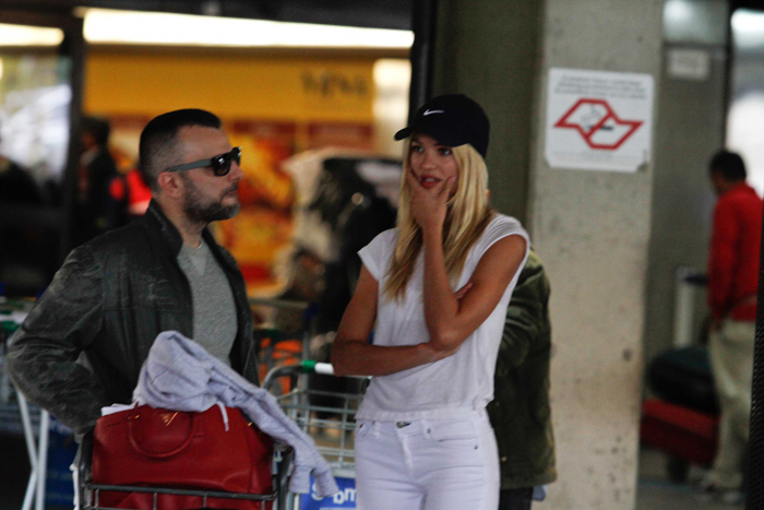 Top Model Candice Swanepoel desembarca em aeroporto de São Paulo
