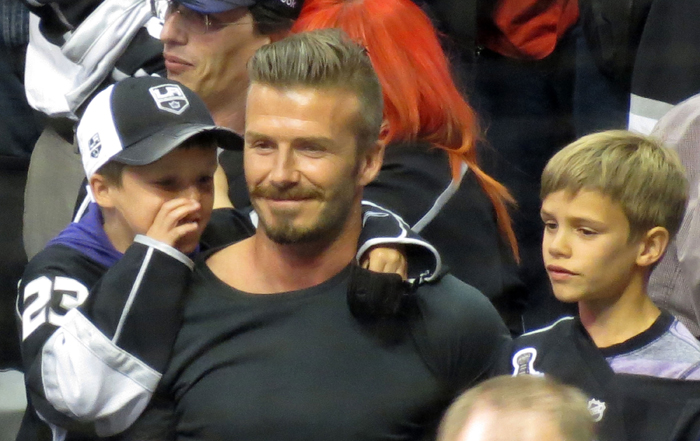 David Beckham curte jogo de hóquei ao lado dos filhos