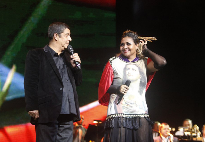 Gaby Amarantos e Zeca Pagodinho trocam selinho em premiação de música