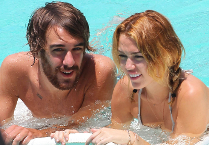  Miley Cyrus mostra o corpão em piscina de hotel