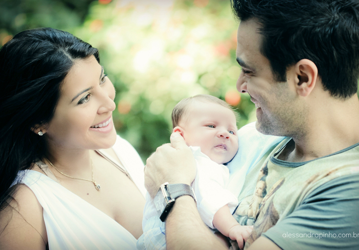Ex-BBB Priscila Pires mostra seu filho pela primeira vez