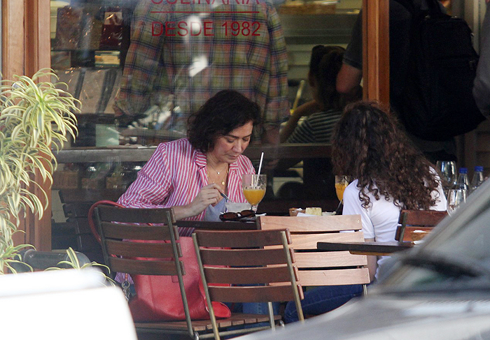 Lilia Cabral almoça com a filha no Rio