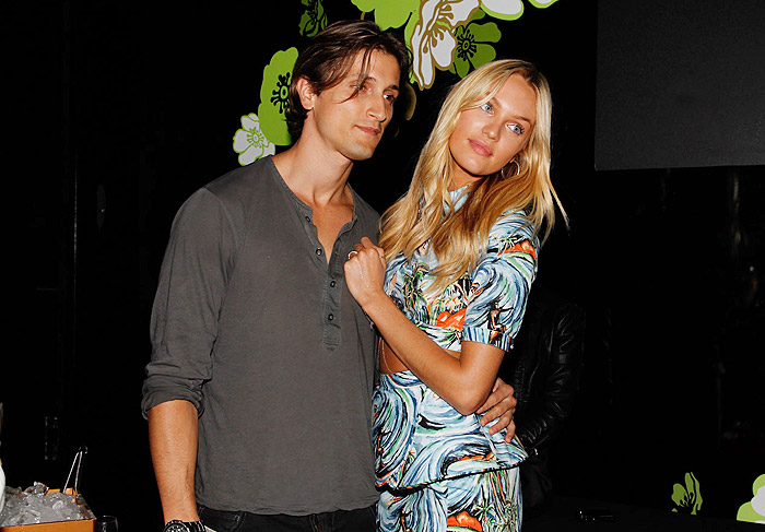 Candice Swanepoel brilha em festa paulista