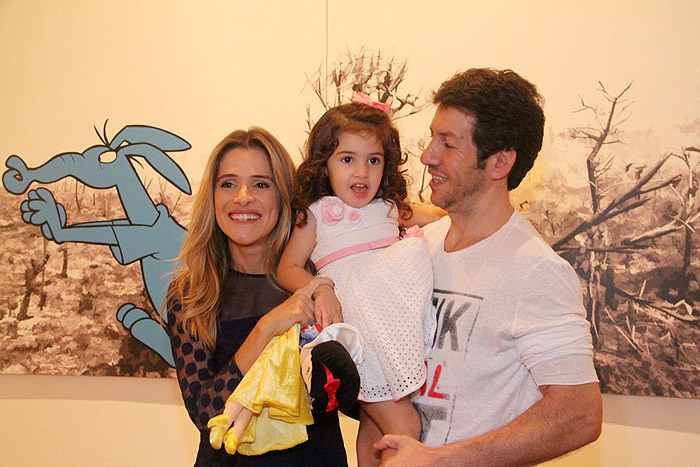Ingrid Guimarães com a filha e o marido.