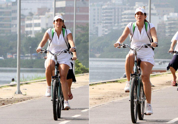 Malu Mader usa bicicleta para ir jogar tênis 