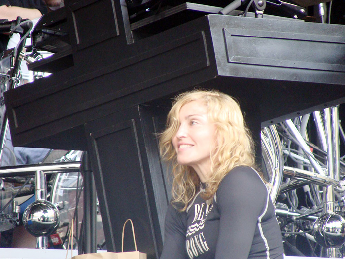 Madonna sorri durante os ensaios da MDNA Tour, em Roma