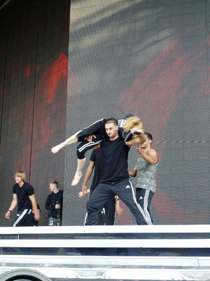 MDNA Tour: Madonna ensaia uma de suas performances com dançarino