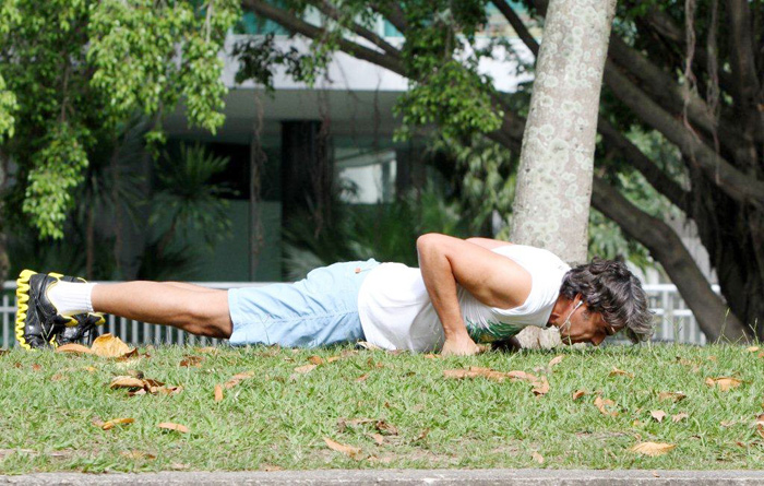 Animado, Alexandre Borges se exercita na orla da Lagoa