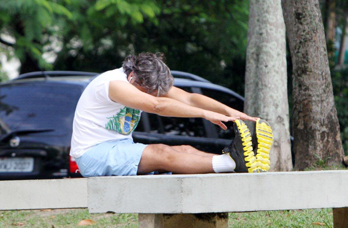 Animado, Alexandre Borges se exercita na orla da Lagoa