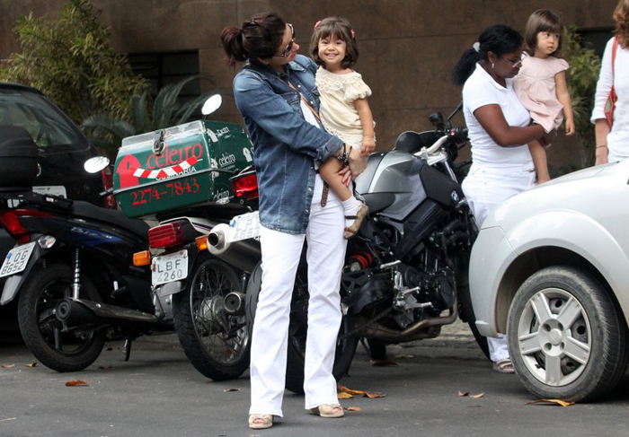 Gêmeas roubam a cena em passeio com a mamãe Giovanna Antonelli