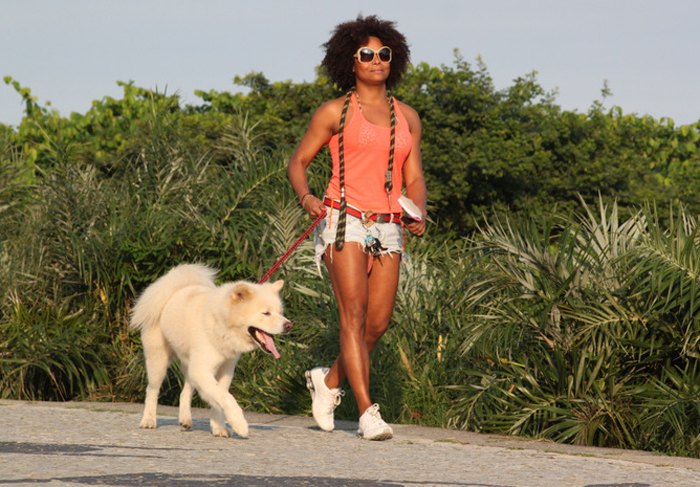 Adriana Bombom escova o cachorro na rua