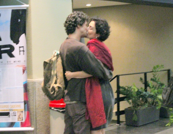 Letícia Sabatella beijou o amado.