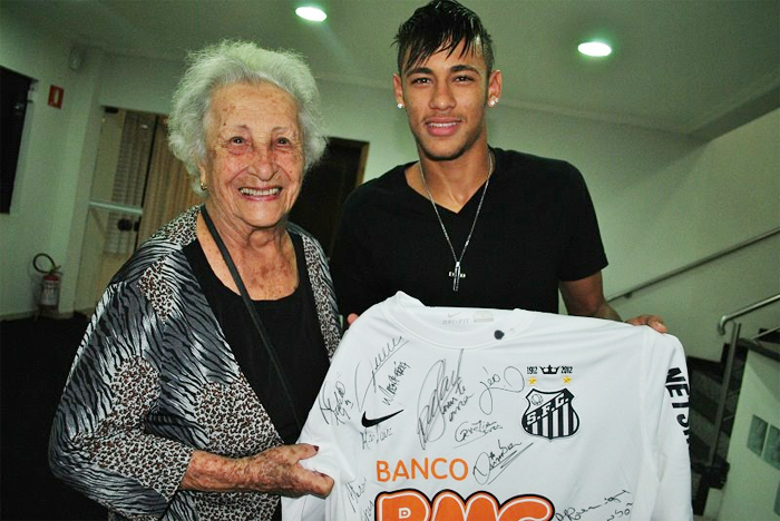Neymar realiza sonho de fã argentina de 93 anos