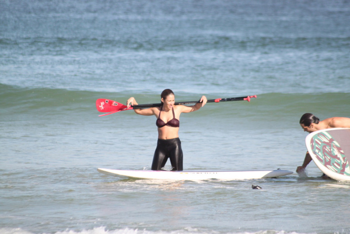 Gisele Itiê pratica stand-up surf em praia carioca