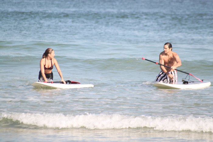 Gisele Itiê pratica stand-up surf em praia carioca