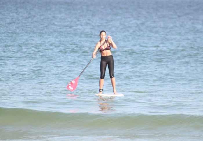 Gisele Itiê pratica stand-up surf em praia carioca