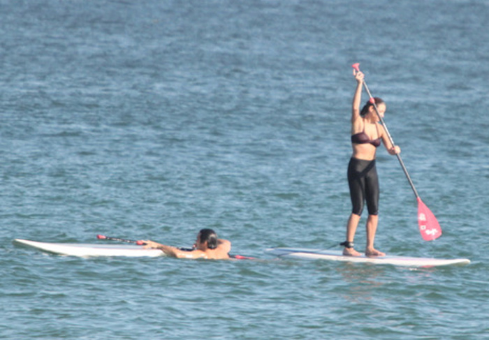 Gisele Itiê pratica stand-up surf em praia carioca