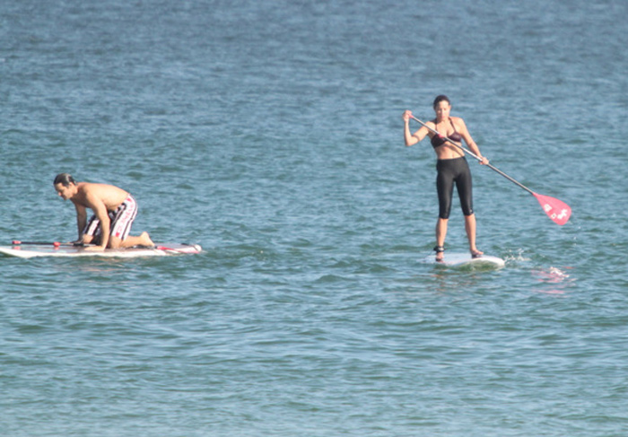 Gisele Itiê pratica stand-up surf em praia carioca