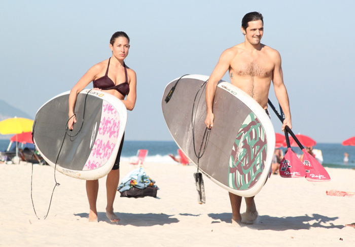 Gisele Itiê pratica stand-up surf em praia carioca