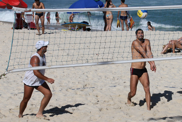 Victor Pecoraro mostra corpão em jogo de vôlei na praia