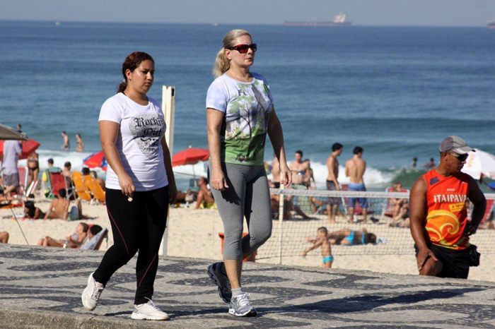 Vera Fischer fez sua caminhada diária pelo Leblon