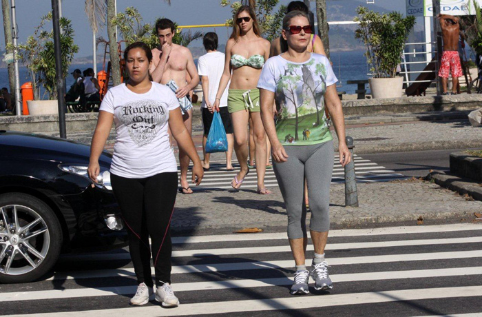 Vera Fischer fez sua caminhada diária pelo Leblon