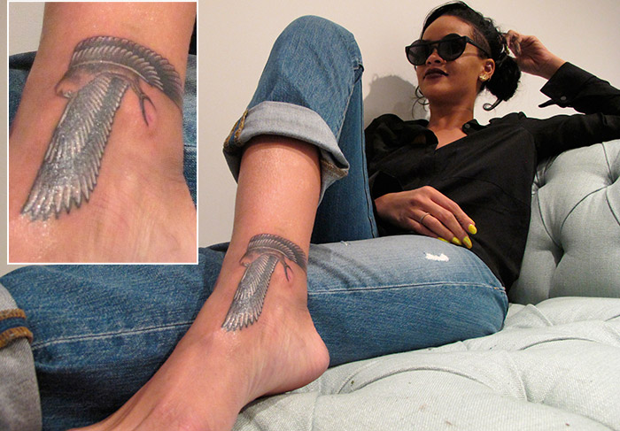 Rihanna tatua um falcão no tornozelo O Fuxico