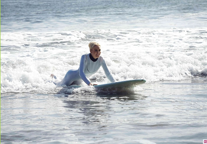 Lindsay Lohan como surfista em First Point