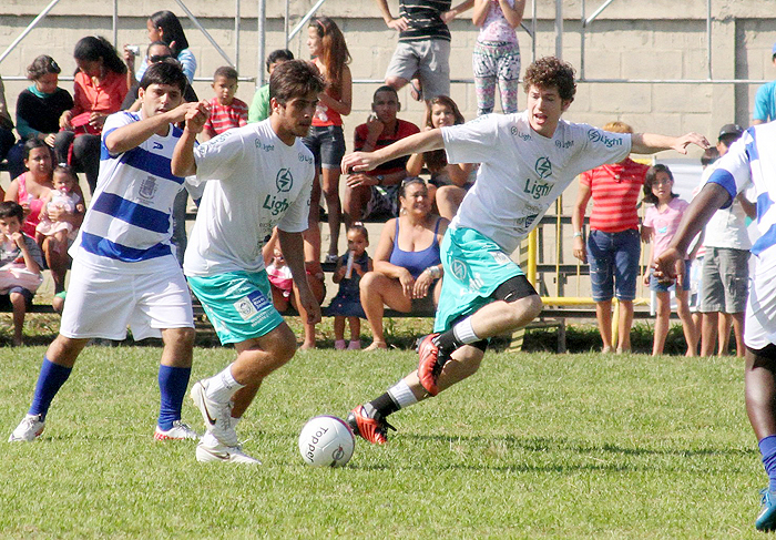 Darkson de Avenida Brasil participa de futebol beneficente