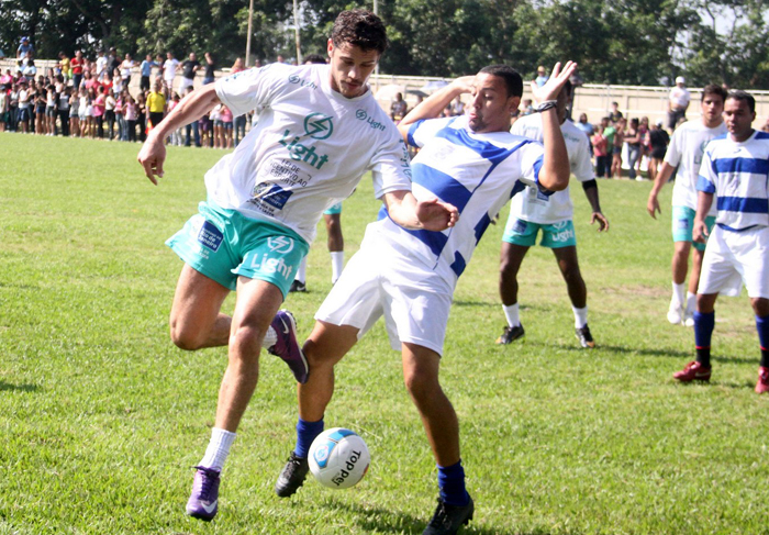 Darkson de Avenida Brasil participa de futebol beneficente