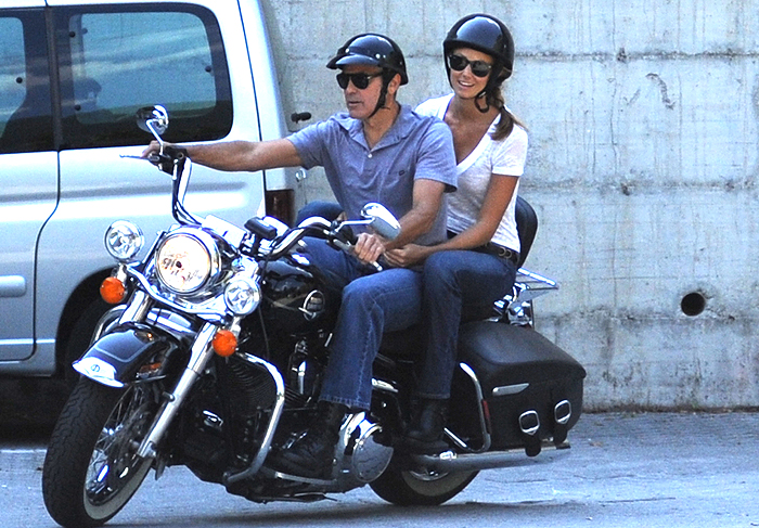 George Clooney passeia de moto com a namorada