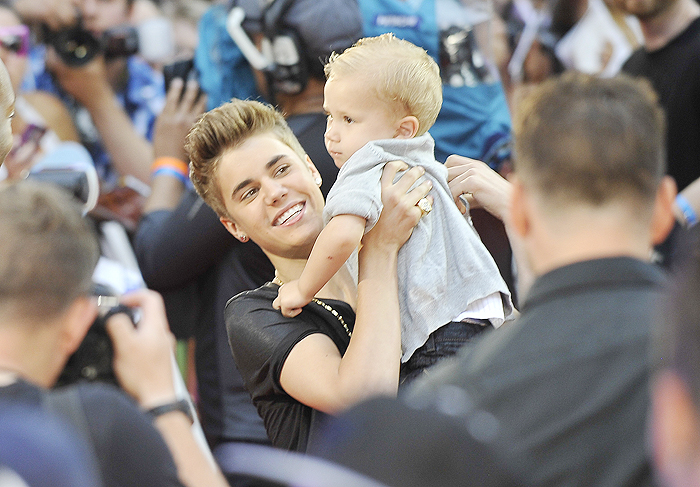 Justin Bieber brinca com o irmão durante premiação
